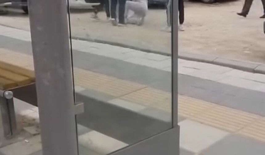 Kızların kavgasını ayıran vatandaşlara bıçakla saldırdı