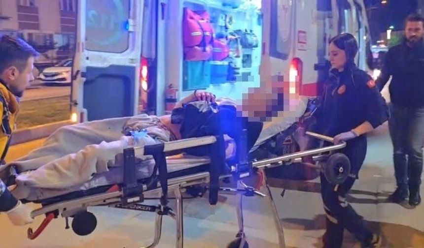 Gece yarısı iki genç bıçaklı saldırıda yaralandı
