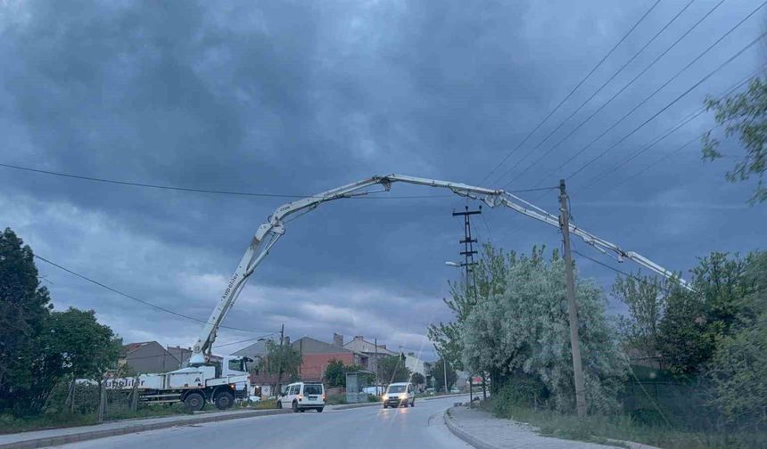 Bulvarın üzerinden betonu böyle aktardılar