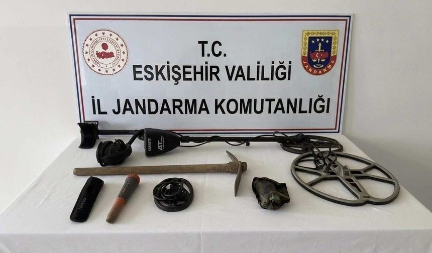 Define bulmak için kaçak kazı yaparken yakalandılar