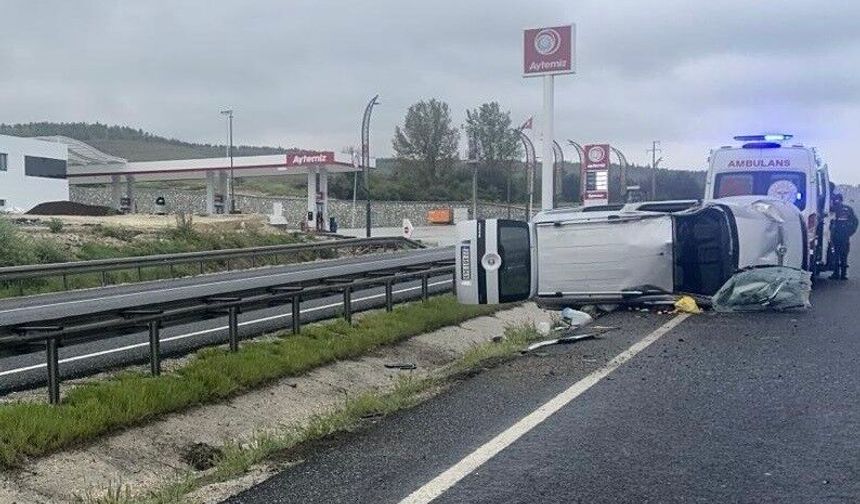 Eskişehir'de ıslak yolda kontrolden çıkan araç yan yattı: 4 yaralı