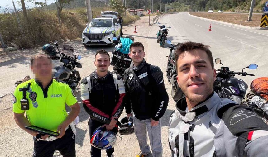 Eskişehir'de motosikletini bağlayan polis ile Antalya'da karşılaşan sürücü fotoğraf çektirdi