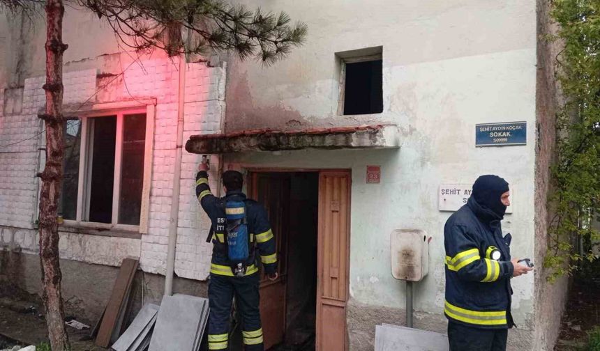 Evde çıkan yangında dumandan etkilenen 98 yaşındaki kadın hayatını kaybetti