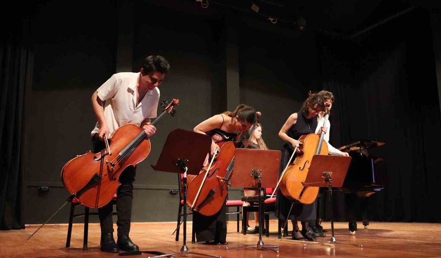 Geleceğin sanatçıları sahne tozunu Anadolu Üniversitesi'nde yuttu