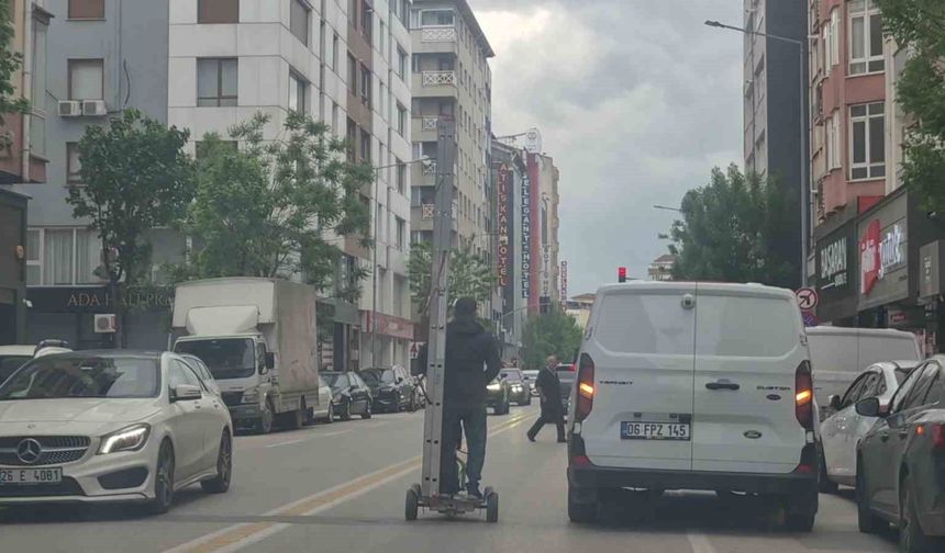 Kendinden uzun merdiveni elektrikli scooter ile taşıdı