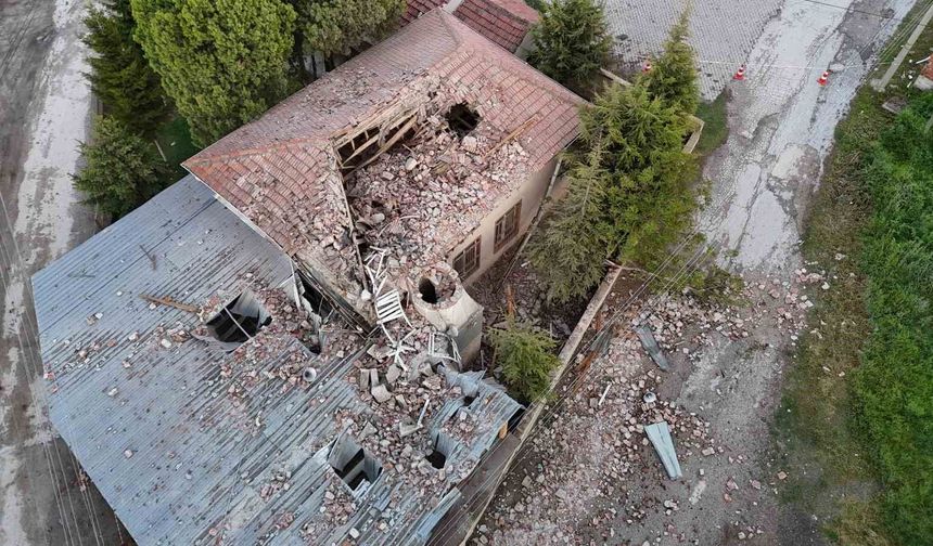 Yıldırımın düştüğü minare yıkıldı, camide temizlik yapan imam yaralandı