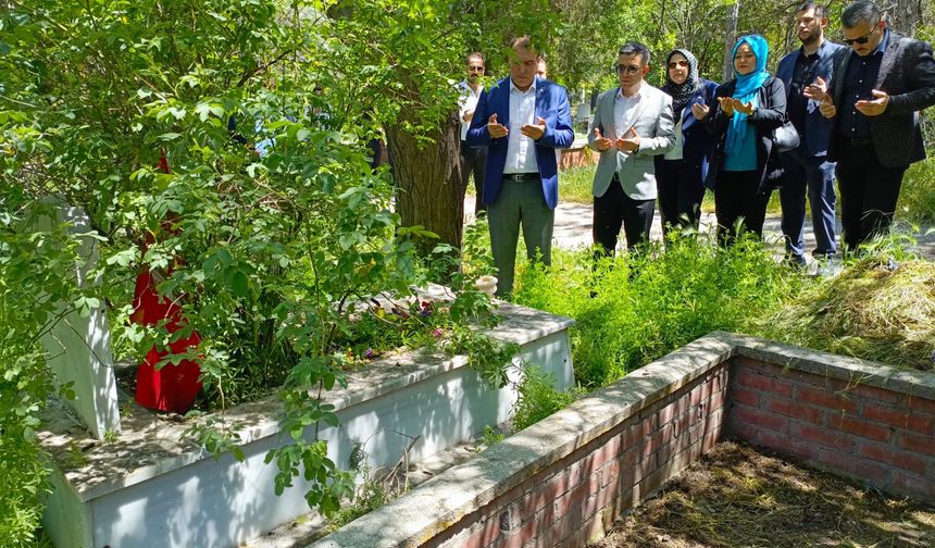 MHP' İl Yönetimi Ülkücü Şehitlerin Kabirlerini Ziyaret etti