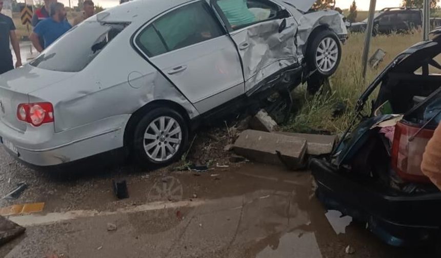 Çifteler Çevre yolunda feci kaza: 2'si ağır 4 yaralı