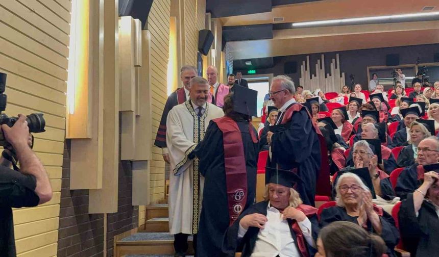 6 farklı ilde görev yapmış emekli emniyet müdürü, 65 yaşında tekrardan üniversiteden mezun oldu