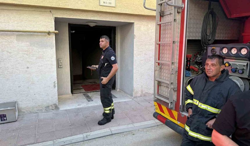 Apartman girişinde çıkan yangında 2 kişi dumandan etkilendi
