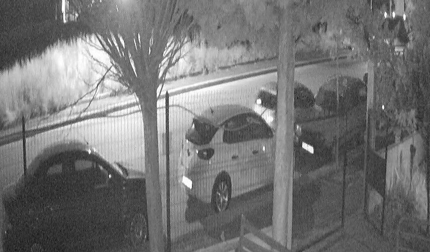 Boş caddede park halindeki araca çarptılar, arkalarına dahi bakmadılar