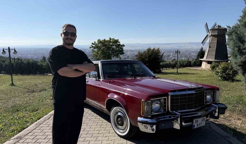 Eskişehir'in 'Eşref'i: Babasının anısını yıllara meydan okuyan klasik otomobiliyle yaşatıyor