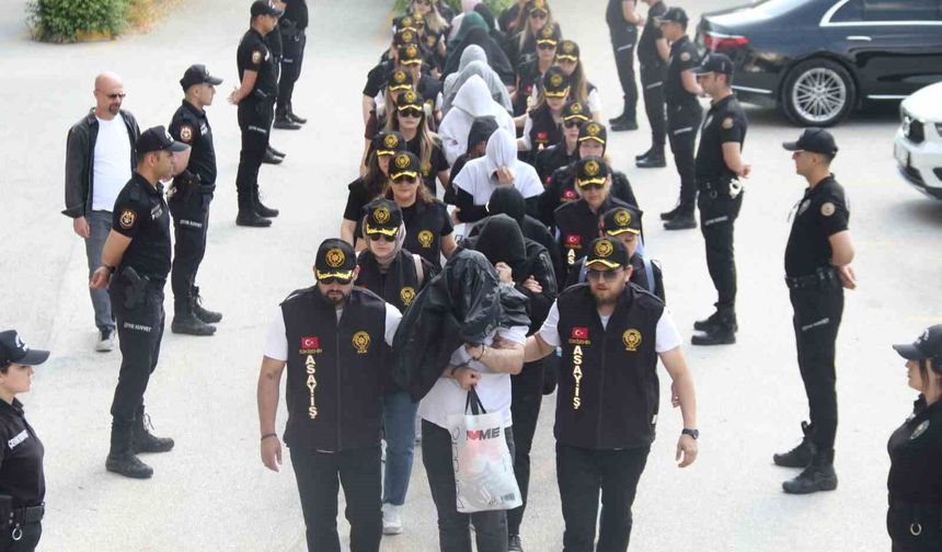 Masaj salonlarında fuhuş yaptırılan 26 kadın kurtarıldı, 7 kişi tutuklandı