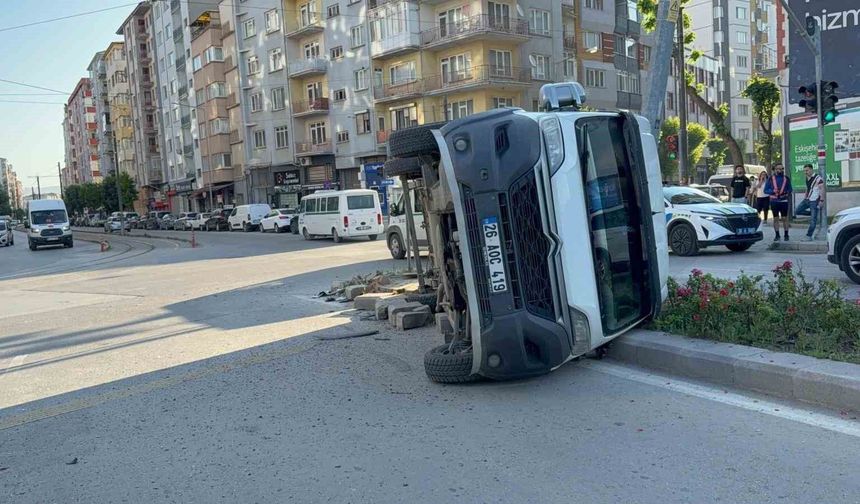 Midibüsün çarptığı servis aracı yan yattı