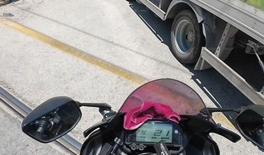 Önüne kıran kamyona çarpmaktan son anda kurtuldu
