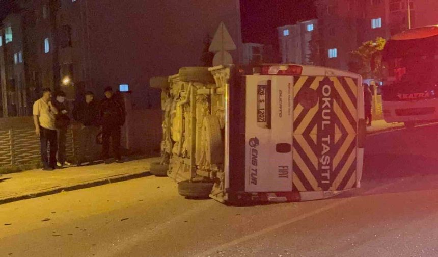 Otomobilin çarptığı işçi servisi yan yattı: 7 yaralı