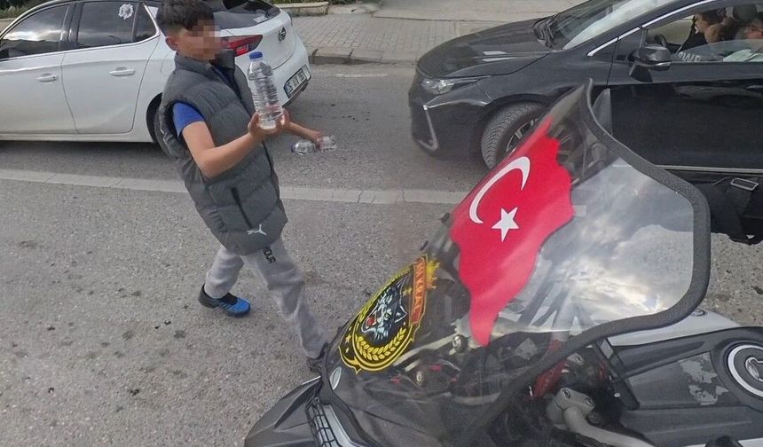 Su satan çocuk, camında Türk bayrağı olan motosikletliye su hediye etmek istedi