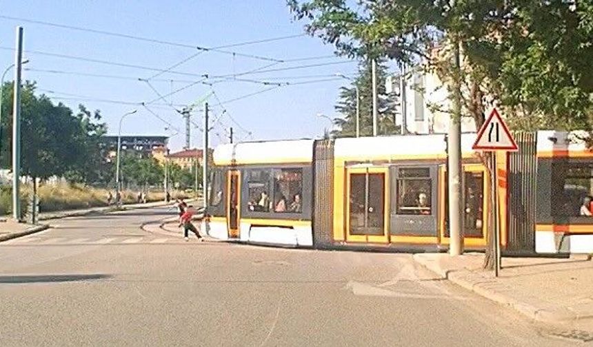 Tramvaydan tutunarak paten kayan çocukların tehlikeli yolculuğu