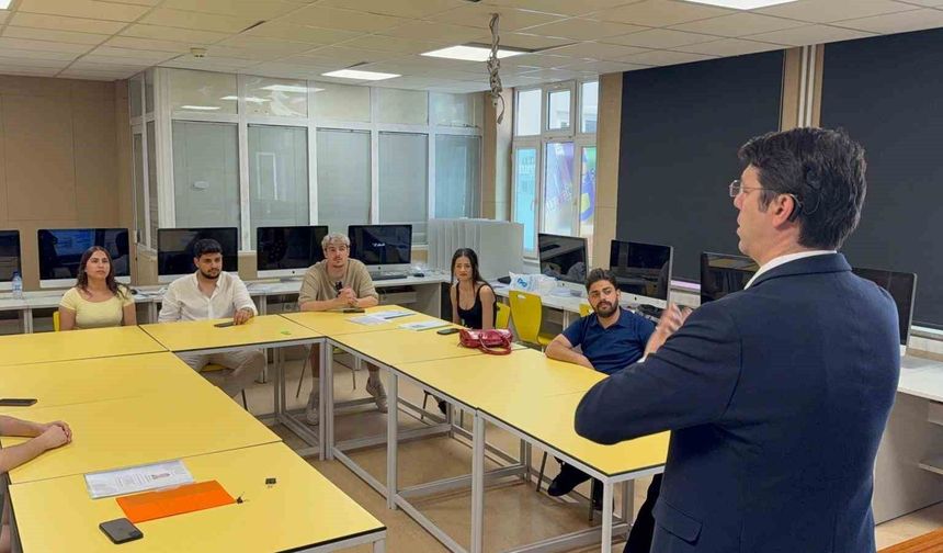 Türkiye'nin ilk doktoralı işitme engelli mühendisi 'Özel' öğrencilere ders veriyor