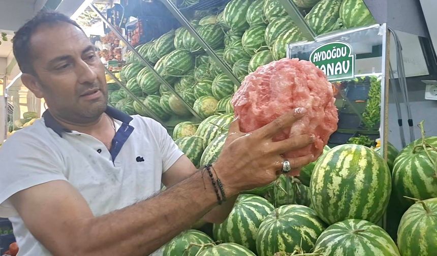 Manavın eliyle karpuz soyma videosu sosyal medyada viral oldu