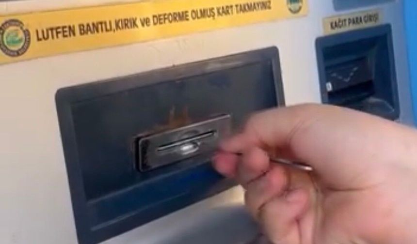 Eskişehir Büyükşehir Belediyesi'ne ait otomattan kartını ancak cımbızla alabildi