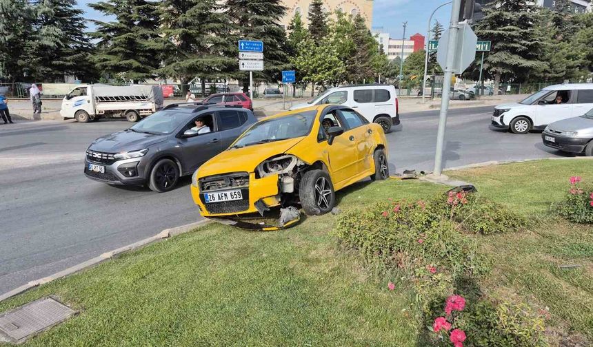 Eskişehir'de araç ile çarpışan otomobil kavşaktaki refüje çıktı