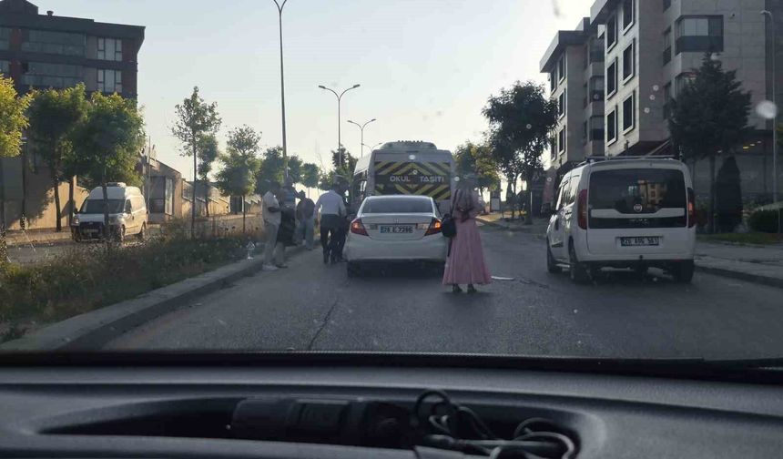 Eskişehir'de otomobilin servise çarptığı kazada maddi hasar oluştu
