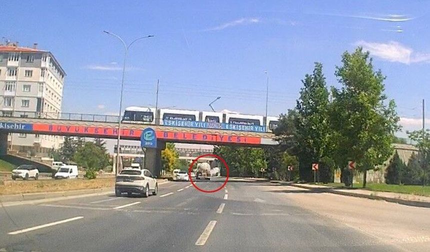 Eskişehir'de tankerin lastiğinin bomba gibi patladığı anlar kamerada