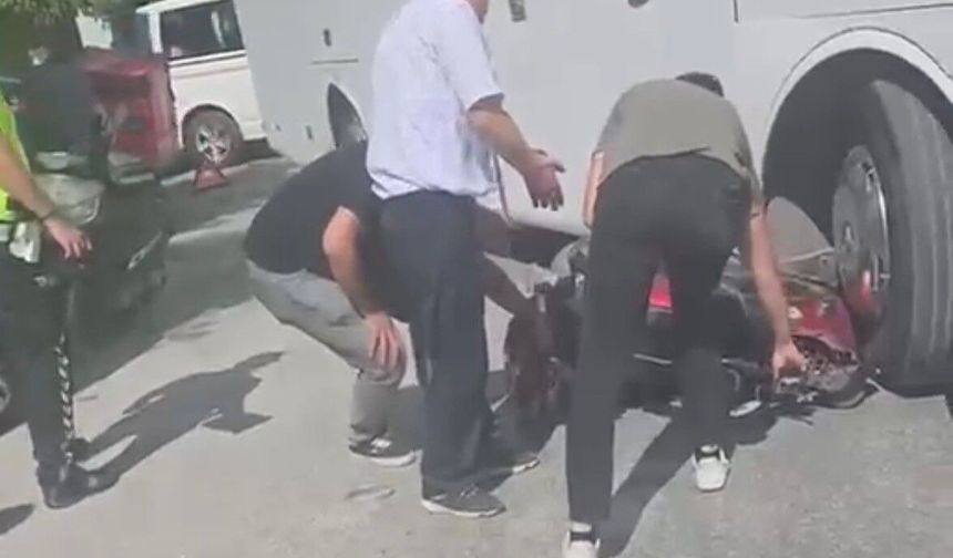 İşçi servisi ile çarpışan motosikletli yaralandı