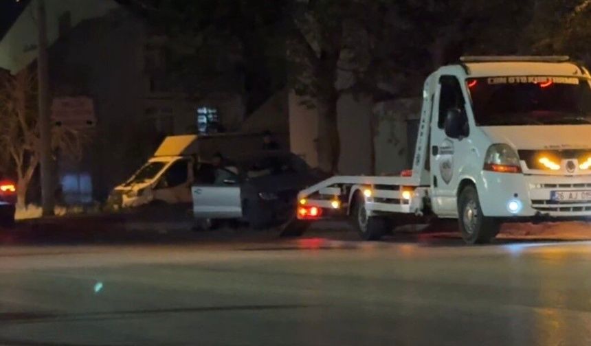 Kadın sürücü gaz ile frenin yerini karıştırdı, otomobil kaldırıma çıkıp ağaca çarptı