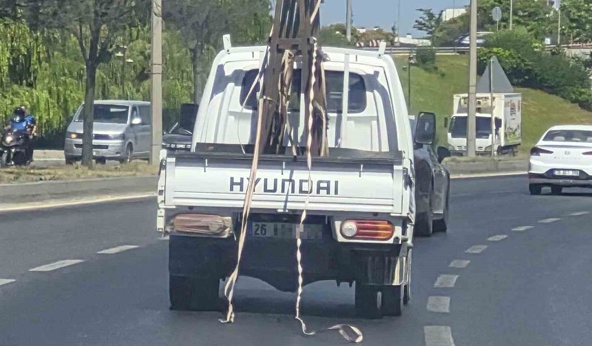 Kamyondan sarkan şeritler trafiği tehlikeye attı
