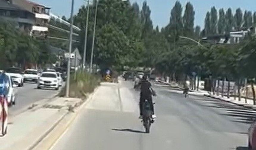 Kasksız ve plakasız şekilde önce tek teker üzerinde ilerledi, sonra kırımızı ışıkta geçti