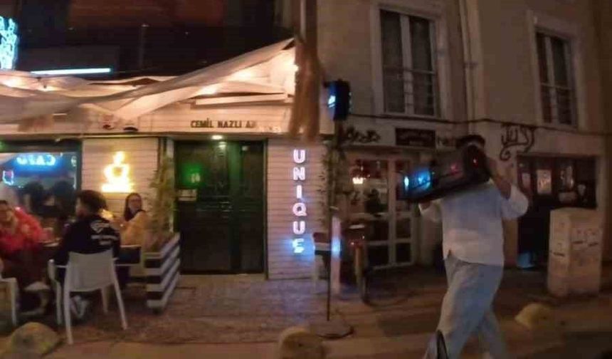 Müzik çaları kulağına dayayarak son ses ile sokakta yürüyen kişi tepki çekti