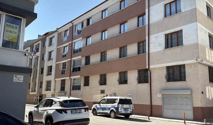 Yayılan kokular nedeniyle eve giren ekipler yaşlı adamın cesedi ile karşılaştı