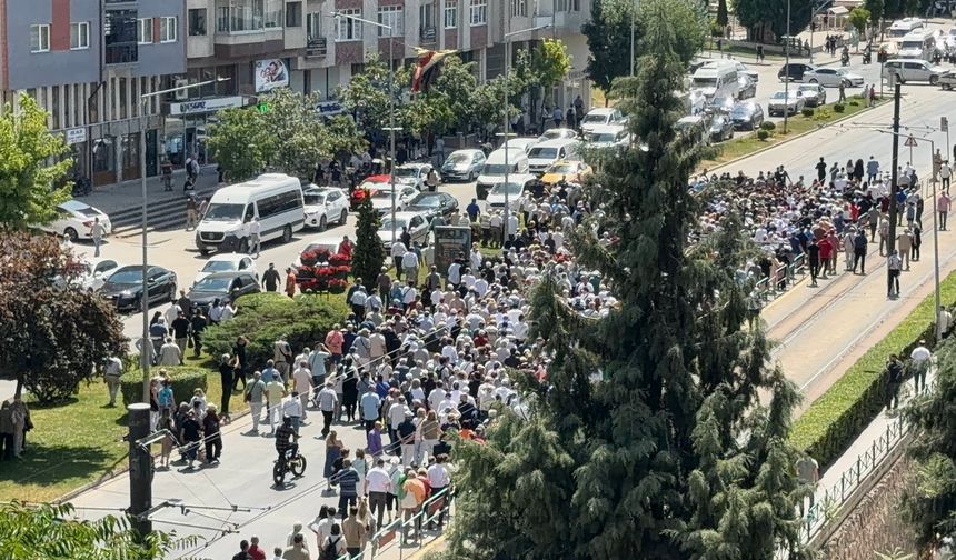 Özgür Özel'in Büyük Yürüyüş tanımına Mahalle Mitingi Benzetmesi