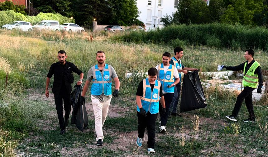 AK Gençlerden Eskişehir'de örnek davranış: Kanlıkavak'ta temizlik mesaisi