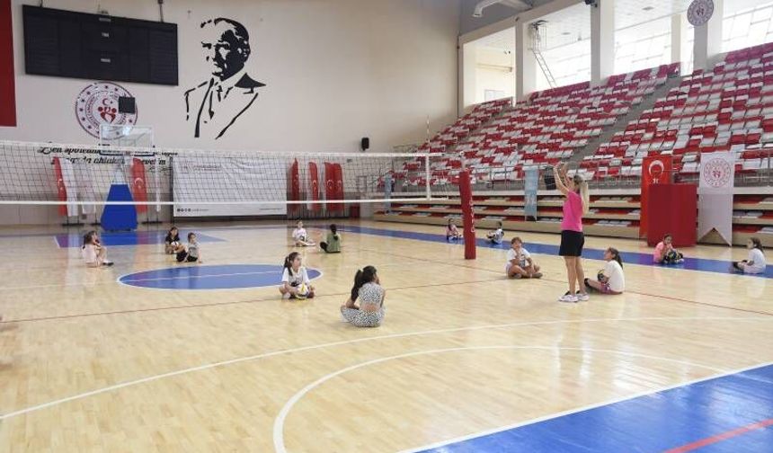 Şehit Anıl Gül Spor Salonu'nda GSB Spor Okulları Voleybol Çalışmaları Sürüyor