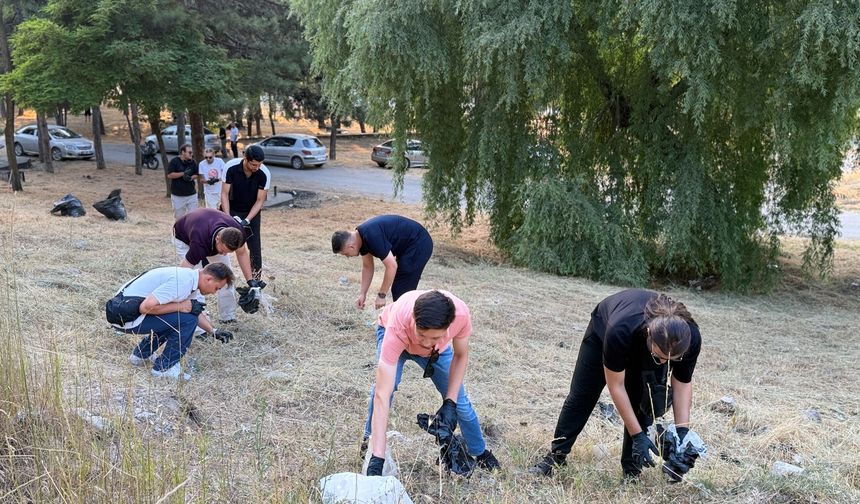 AK Gençlerden Eskişehir'de çevre temizliği seferberliği