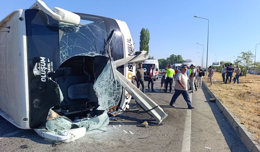 Yolcu otobüsü devrildi: 22 yaralı