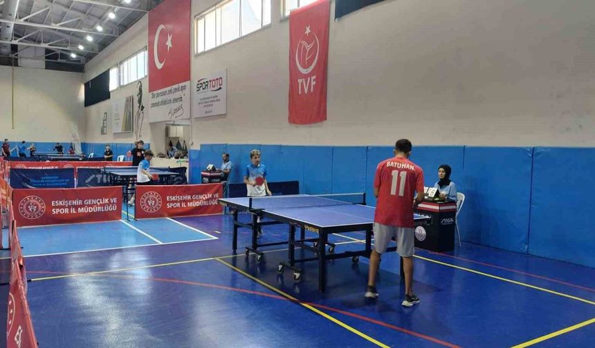 Çocuk Evleri Sitesi öğrencileri 30 Ağustos turnuvasında raket salladı