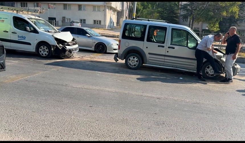 Eskişehir'de 4 aracın karıştığı zincirleme kaza: 2 yaralı