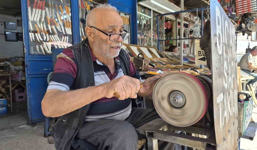 Eskişehir'de 82 yaşındaki Erhan amca, yıllardır gönlünü verdiği işi yapıyor