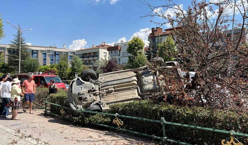 Eskişehir'de araç, çarptığı ağacı devirip takla attı