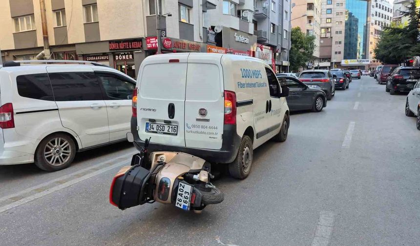 Eskişehir'de korkutan kaza: Motosiklet, hafif ticari aracın altına girdi