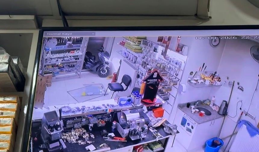 Eskişehir'de motosikletin dükkana girdiği kazanın görüntüleri ortaya çıktı