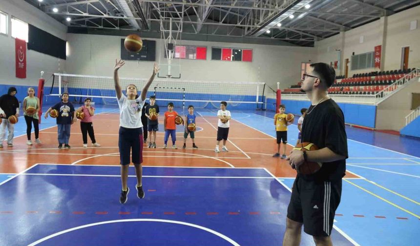 İşitme engelli Koç Fikret Sözen, parkenin yıldızlarını yetiştiriyor