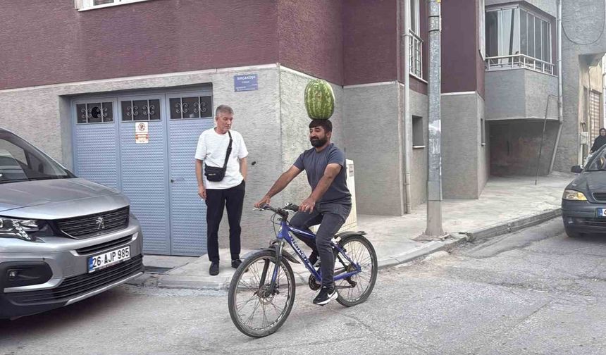 Kafasında 40 kiloluk karpuz varken bisiklet sürüyor, halay çekiyor, koşuya katılıyor