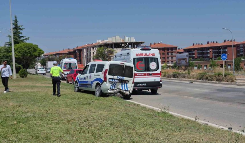 Kaza yerindeki polis aracına otomobil çarptı: 1'i polis 1'i bekçi toplam 6 yaralı