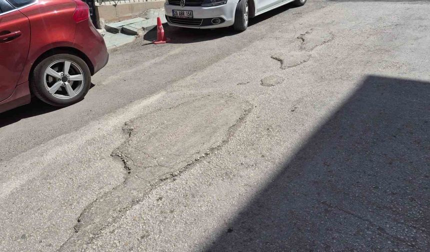 Kurtuluş Mahallesi'ndeki bozuk yollar sürücülere zorluk yaşatıyor
