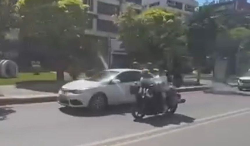 Motosiklete ters oturarak yaptıkları kasksız yolculuk 'pes' dedirtti